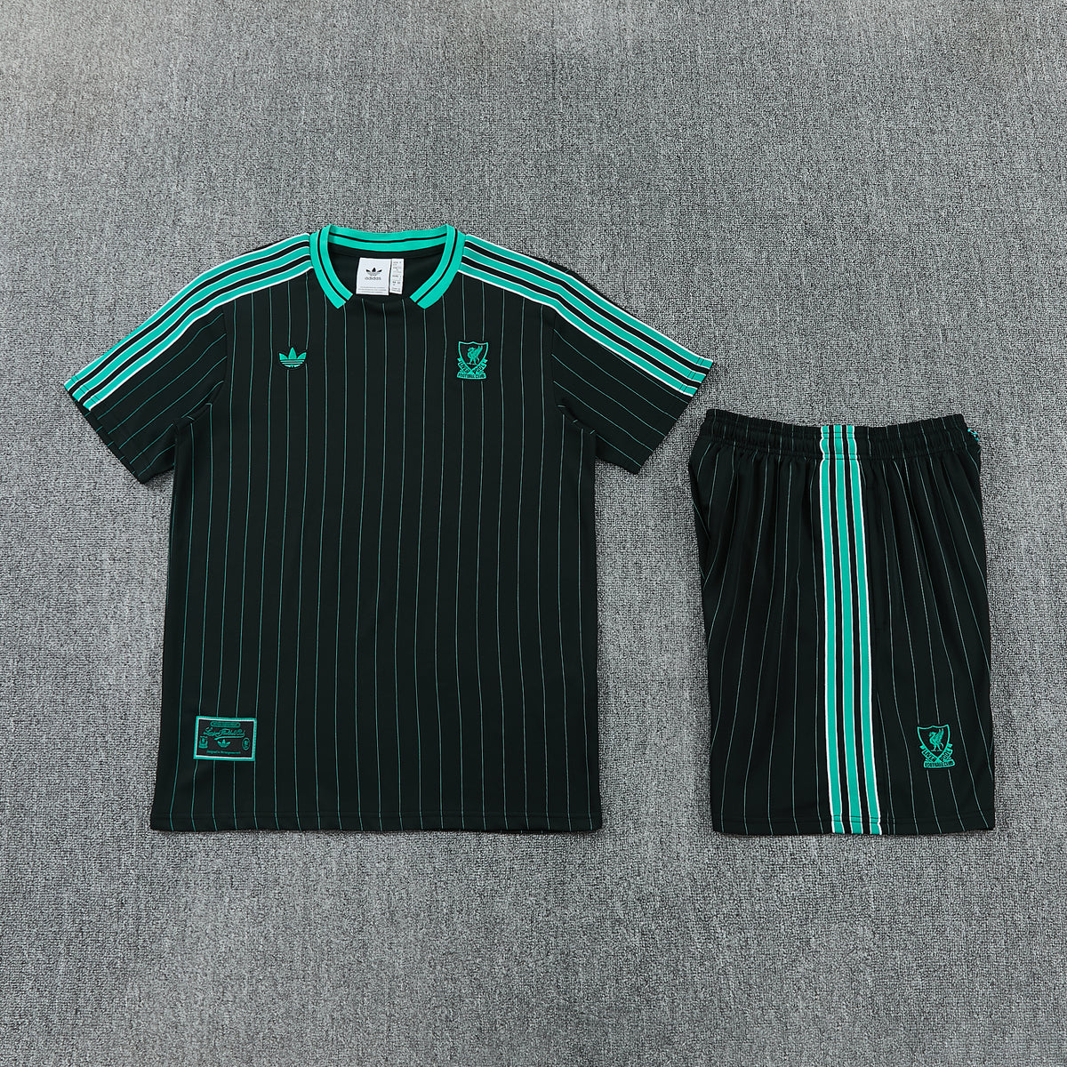 LIVERPOOL KIT ALLENAMENTO TERRACE ICONS NERO maglia e pantaloncino