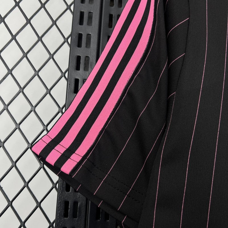 JUVENTUS KIT ALLENAMENTO Terrace Icons NERO E ROSA (maglia e pantaloncino)