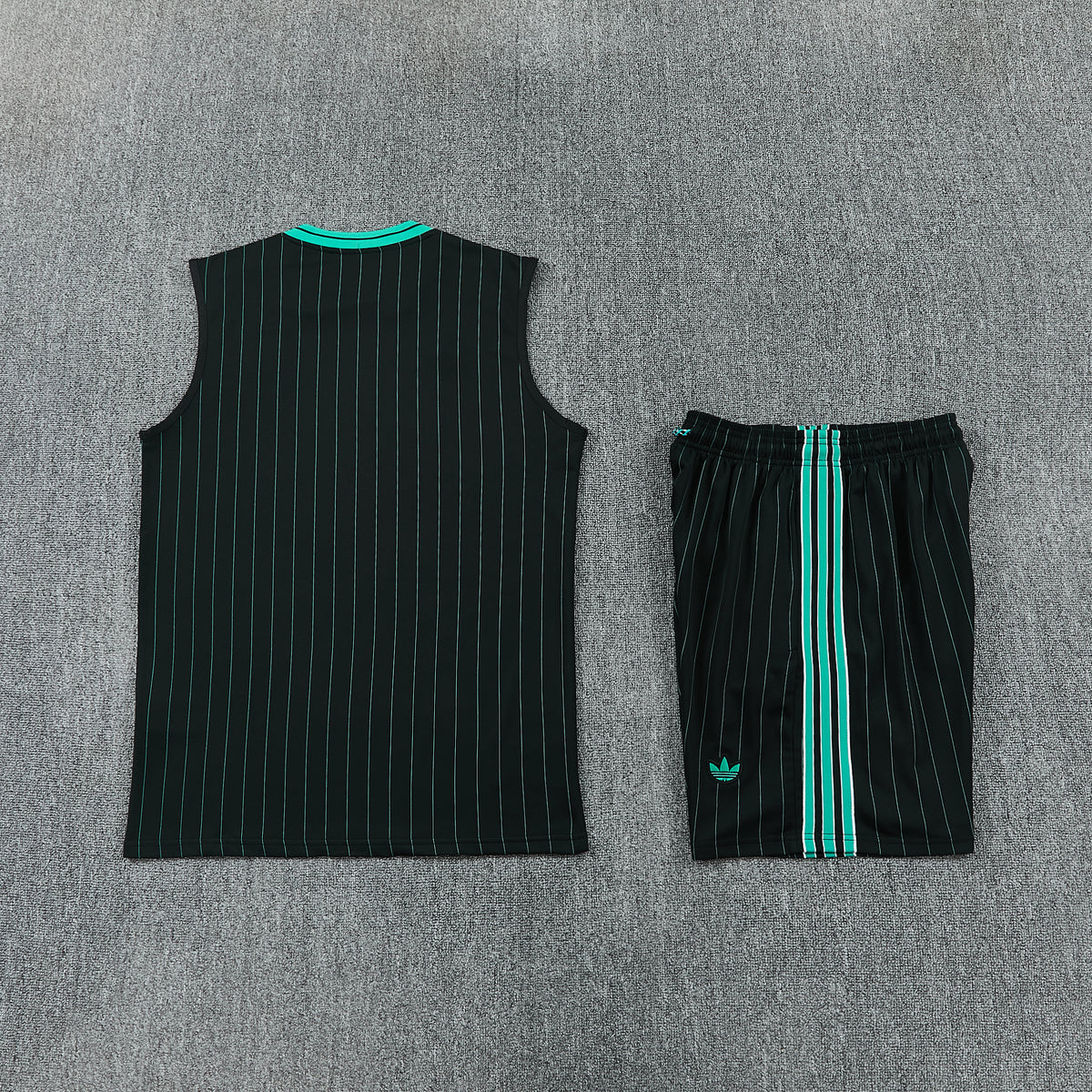 LIVERPOOL KIT ALLENAMENTO TERRACE ICONS NERO maglia e pantaloncino