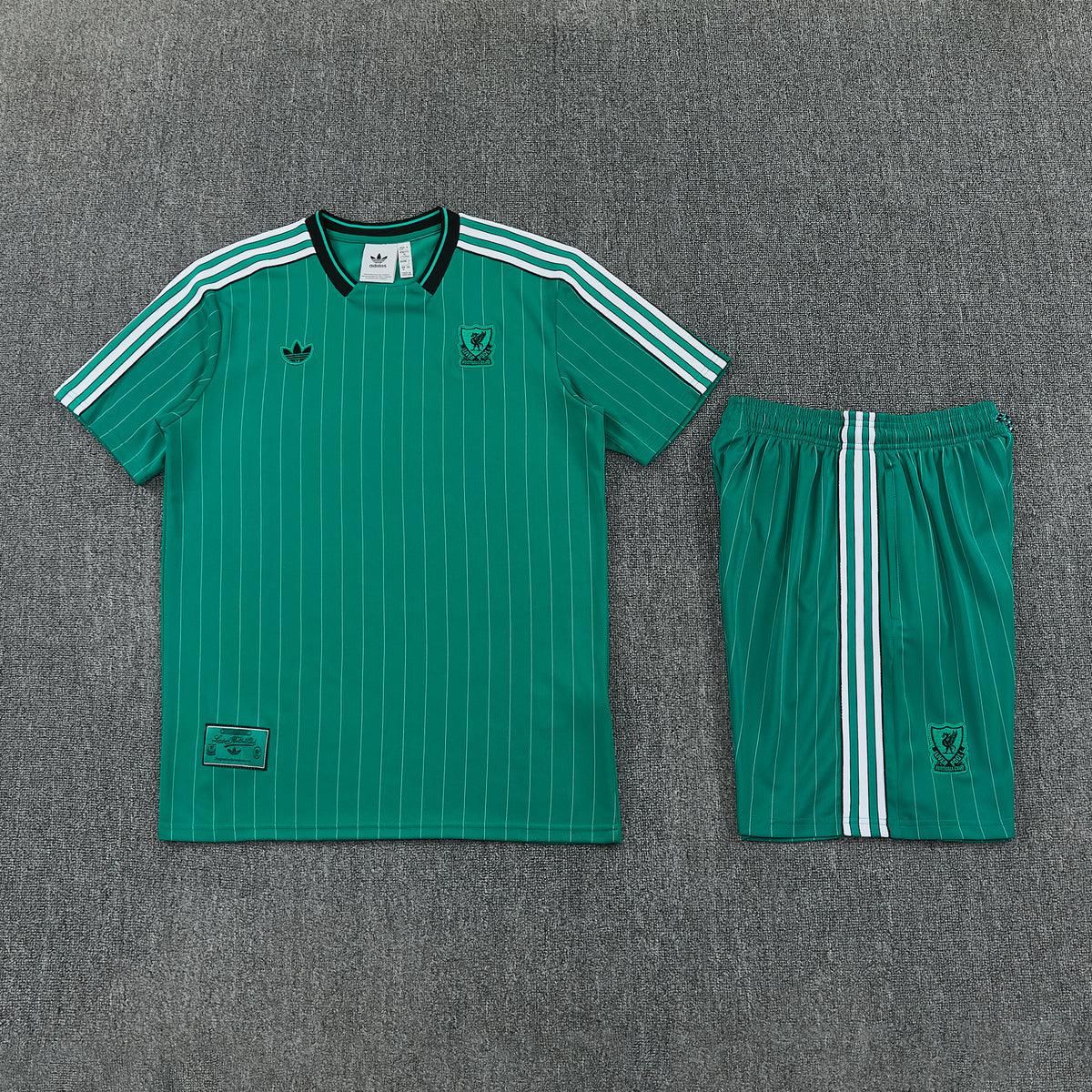 LIVERPOOL KIT ALLENAMENTO TERRACE ICONS VERDE maglia e pantaloncino