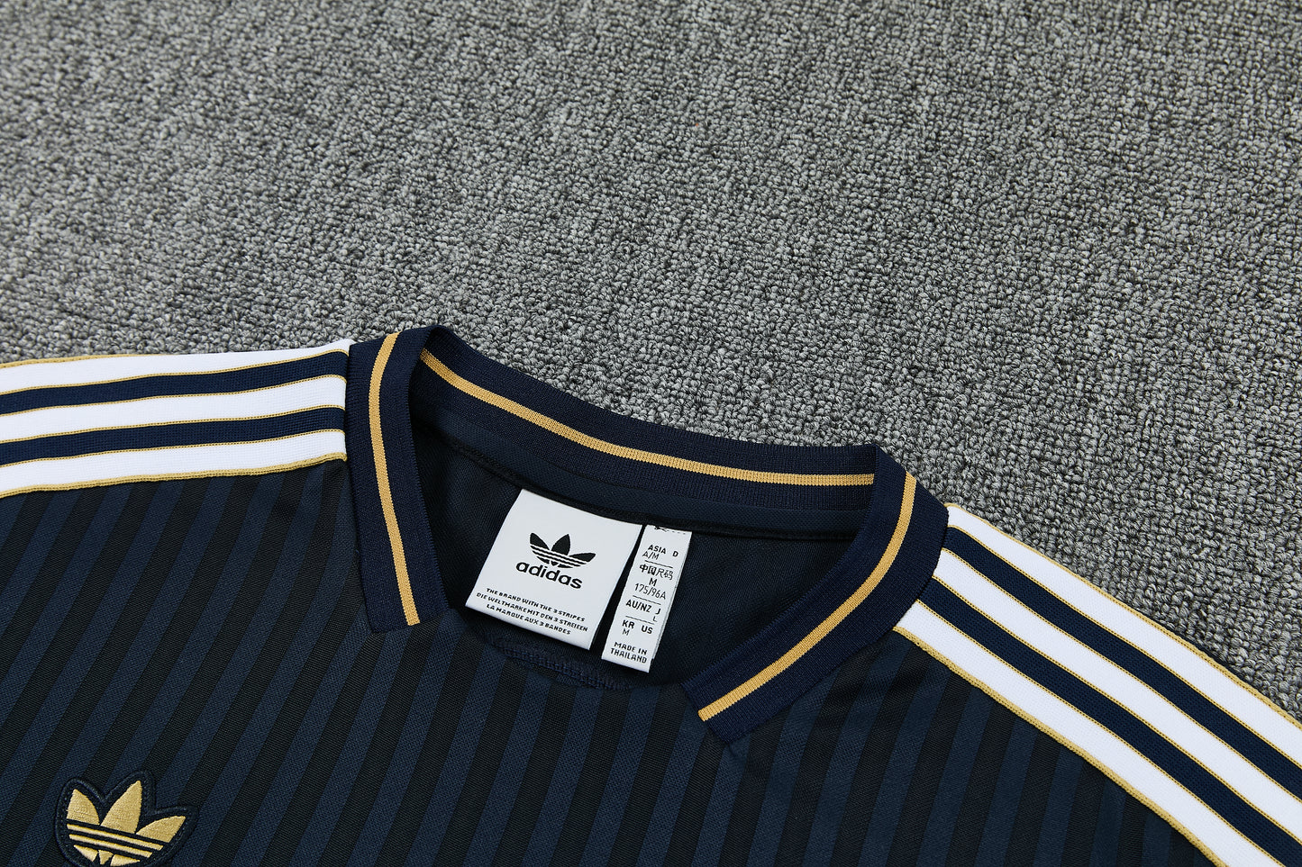JUVENTUS KIT ALLENAMENTO Terrace Icons NERO ORO maglia e pantaloncino