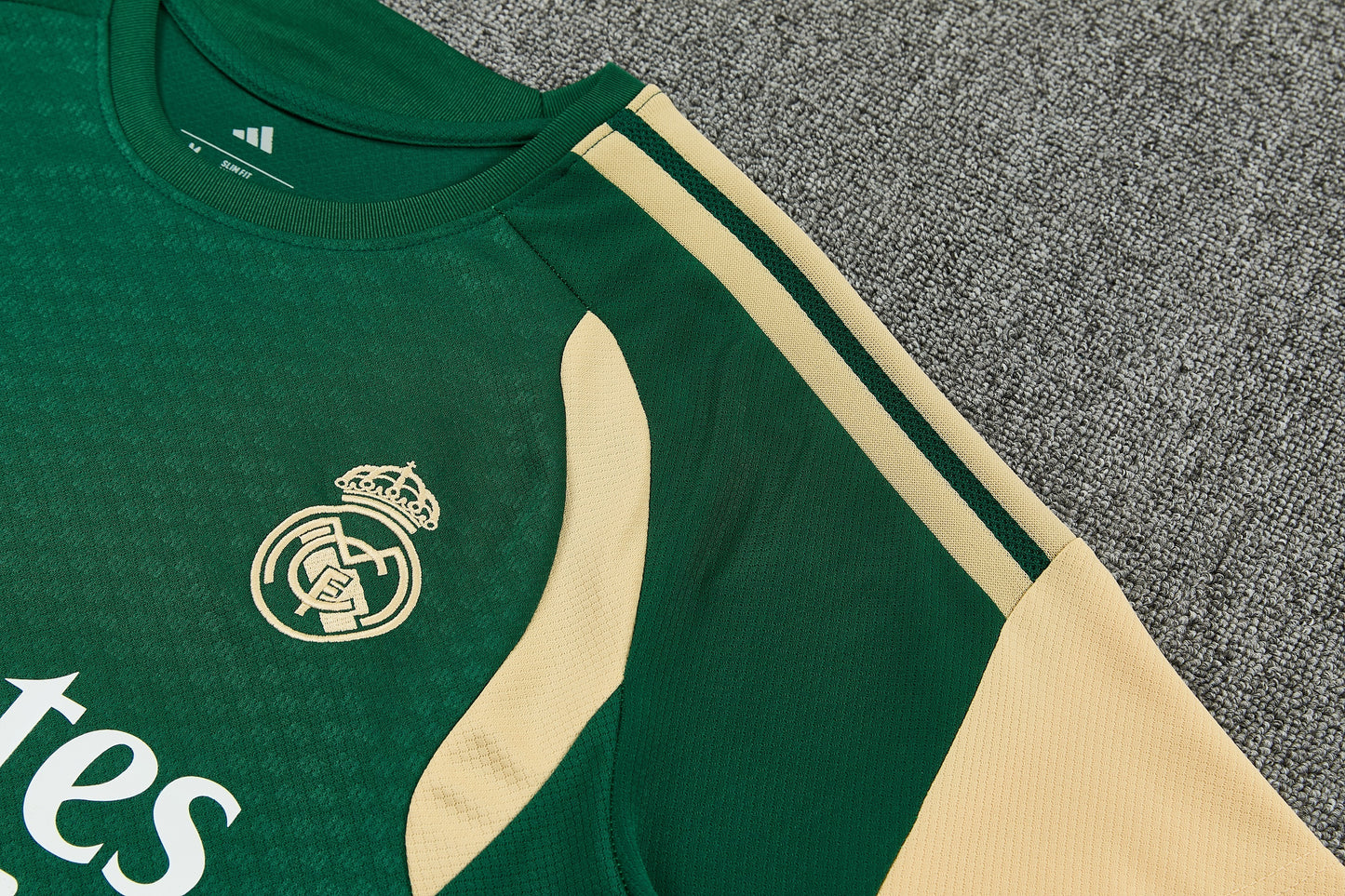 REAL MADRID KIT ALLENAMENTO Verde Beige maglia e pantaloncino