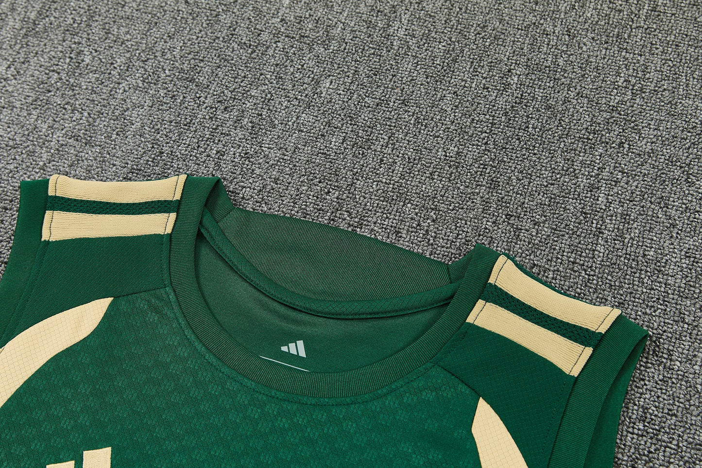 REAL MADRID KIT ALLENAMENTO Verde Beige maglia e pantaloncino