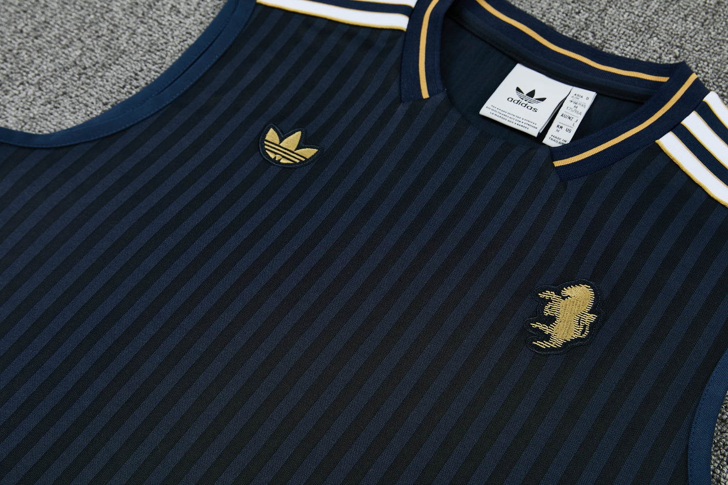 JUVENTUS KIT ALLENAMENTO Terrace Icons NERO ORO maglia e pantaloncino