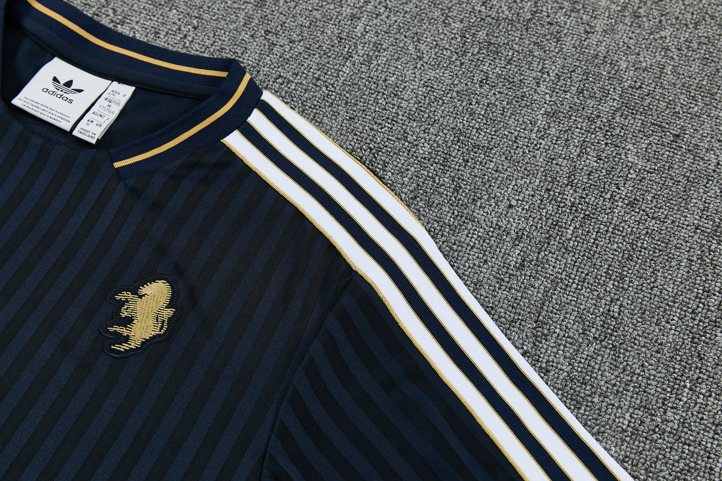JUVENTUS KIT ALLENAMENTO Terrace Icons NERO ORO maglia e pantaloncino
