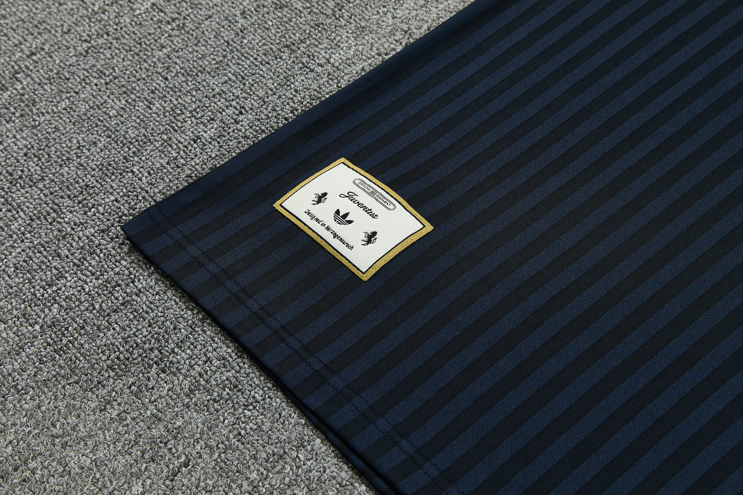 JUVENTUS KIT ALLENAMENTO Terrace Icons NERO ORO maglia e pantaloncino