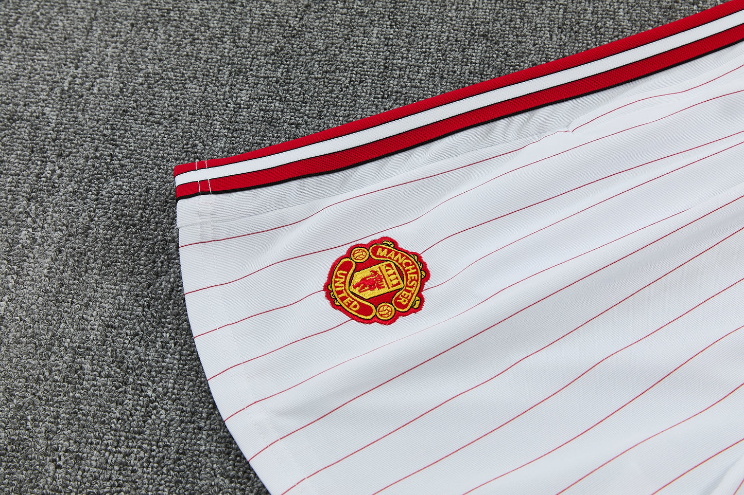 MANCHETER UNITED KIT ALLENAMENTO Retrò Bianco Rosso maglia e pantaloncino