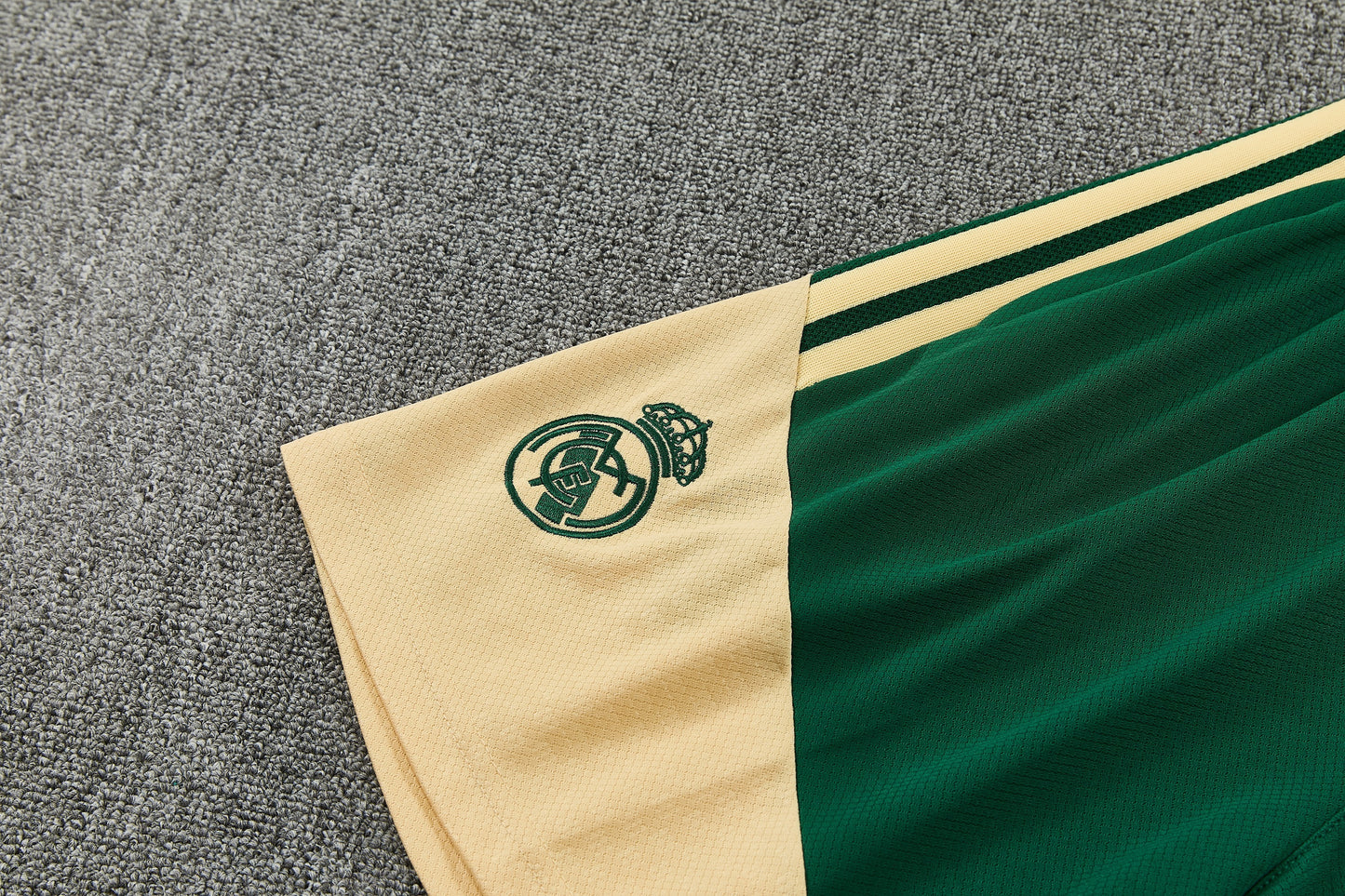 REAL MADRID KIT ALLENAMENTO Verde Beige maglia e pantaloncino