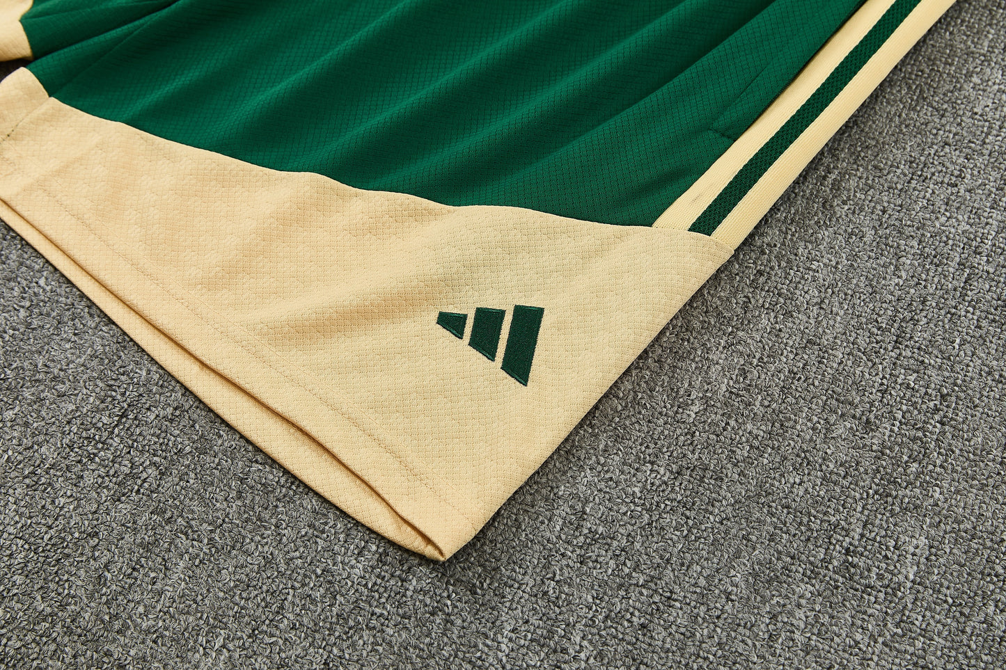 REAL MADRID KIT ALLENAMENTO Verde Beige maglia e pantaloncino