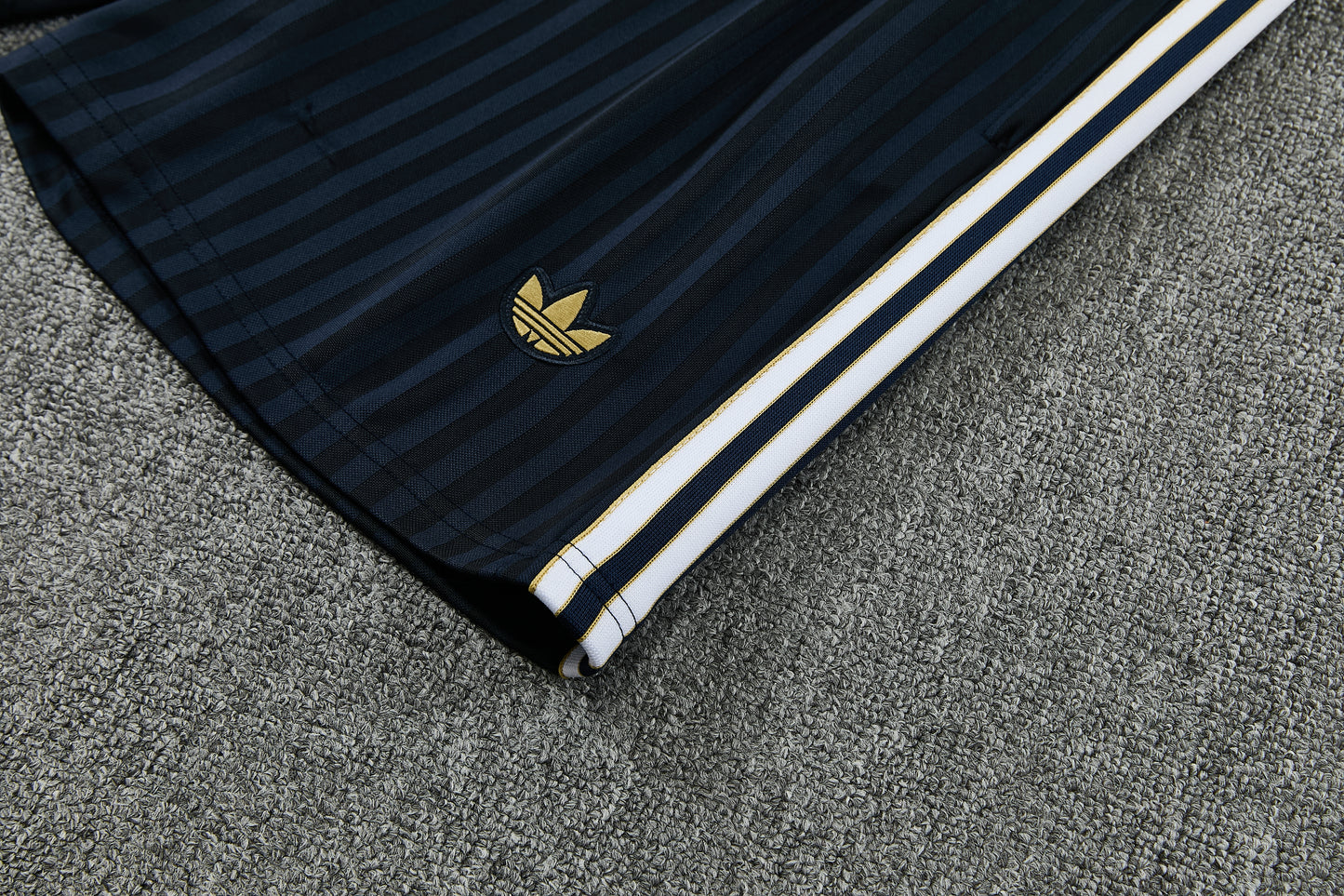 JUVENTUS KIT ALLENAMENTO Terrace Icons NERO ORO maglia e pantaloncino