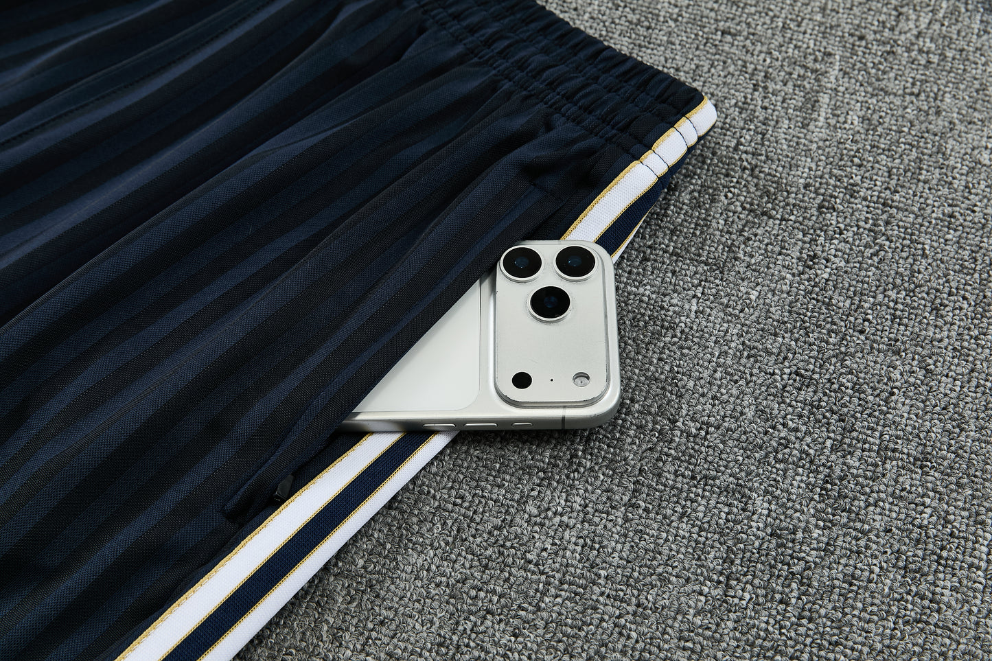 JUVENTUS KIT ALLENAMENTO Terrace Icons NERO ORO maglia e pantaloncino