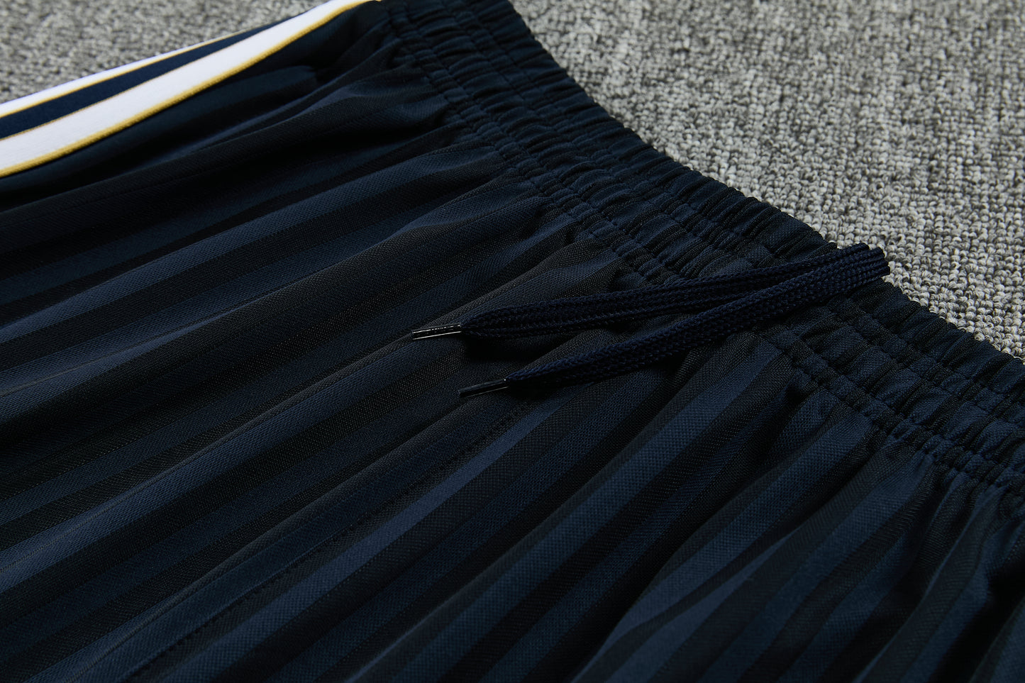 JUVENTUS KIT ALLENAMENTO Terrace Icons NERO ORO maglia e pantaloncino