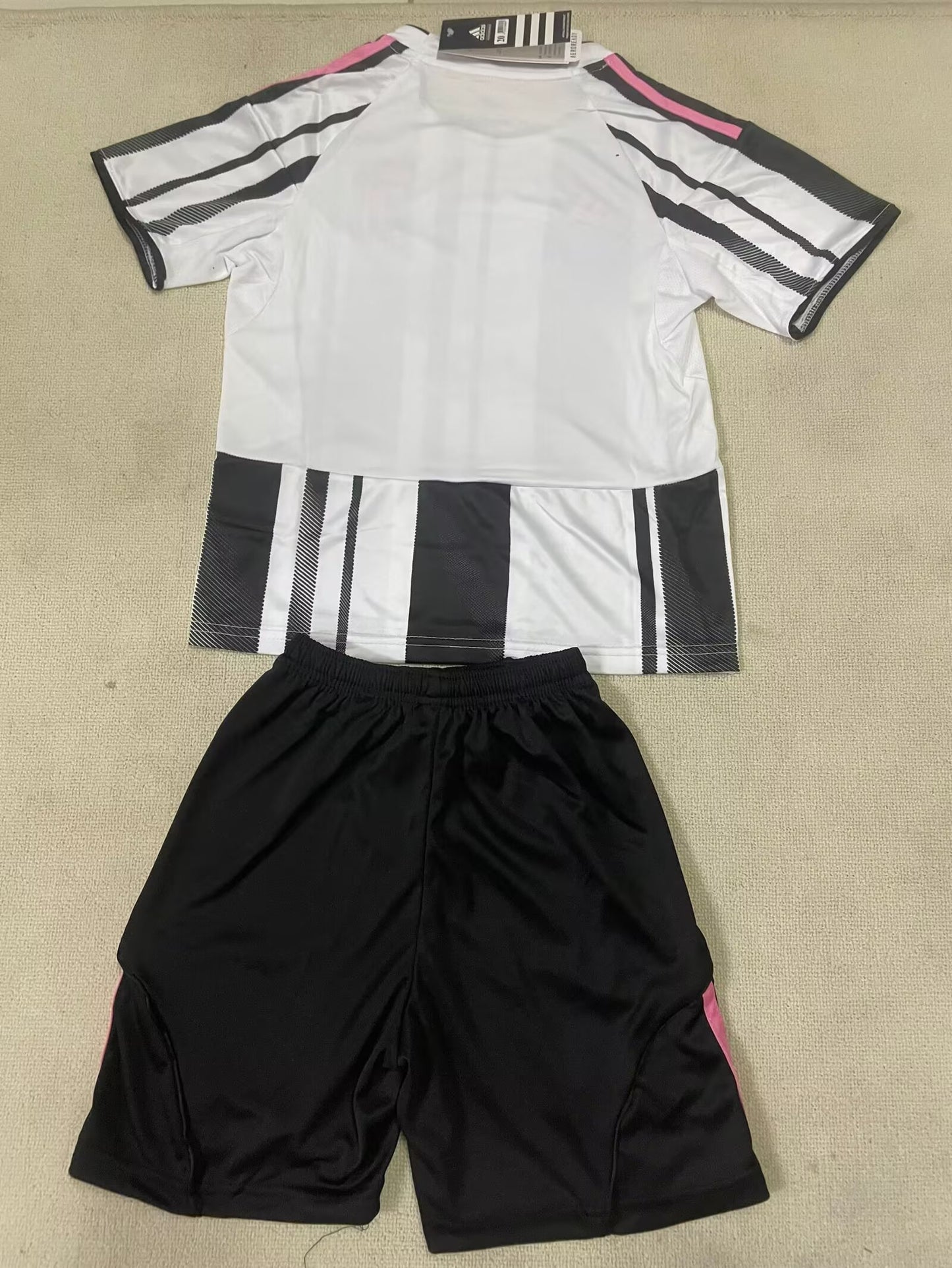 JUVENTUS KIT BIMBO CASA 25 / 26 VISIT DETROIT