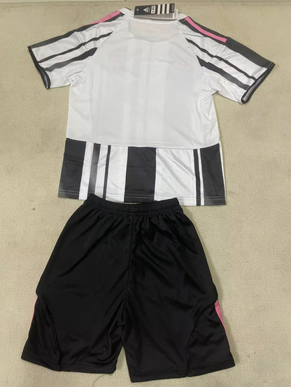 JUVENTUS KIT BIMBO CASA 25 / 26 VISIT DETROIT