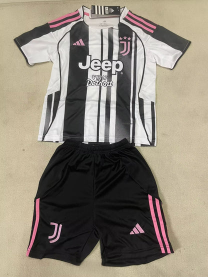 JUVENTUS KIT BIMBO CASA 25 / 26 VISIT DETROIT