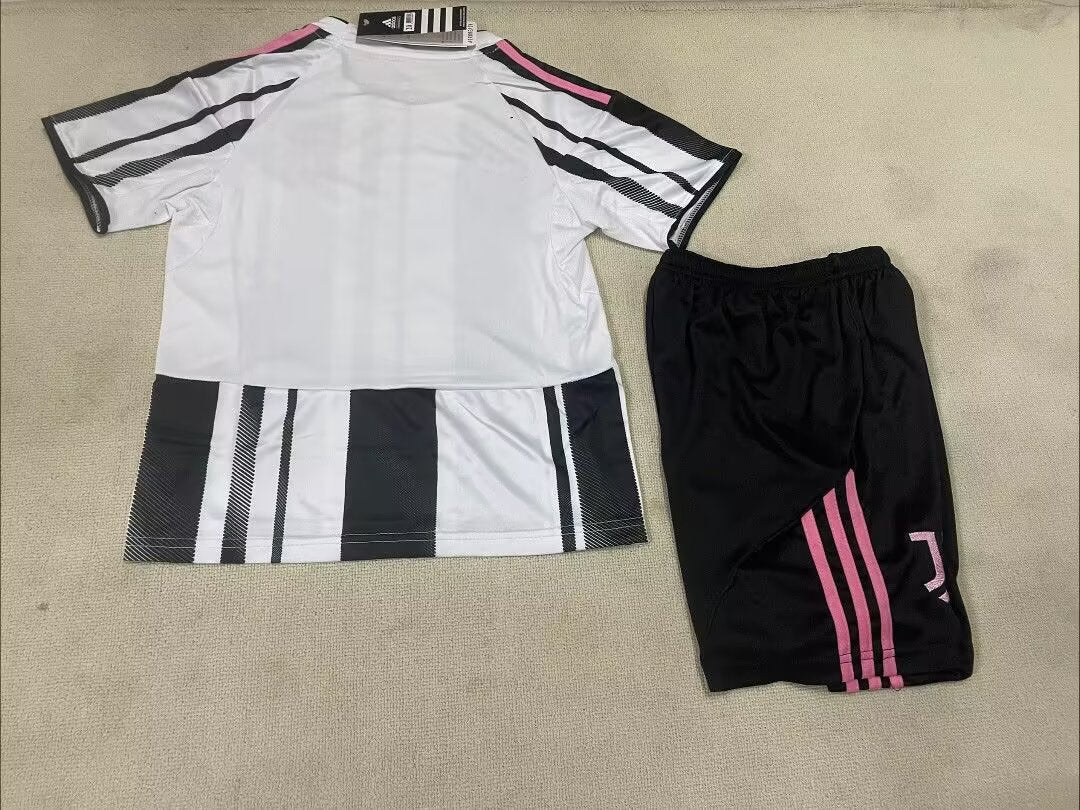 JUVENTUS KIT BIMBO CASA 25 / 26 VISIT DETROIT