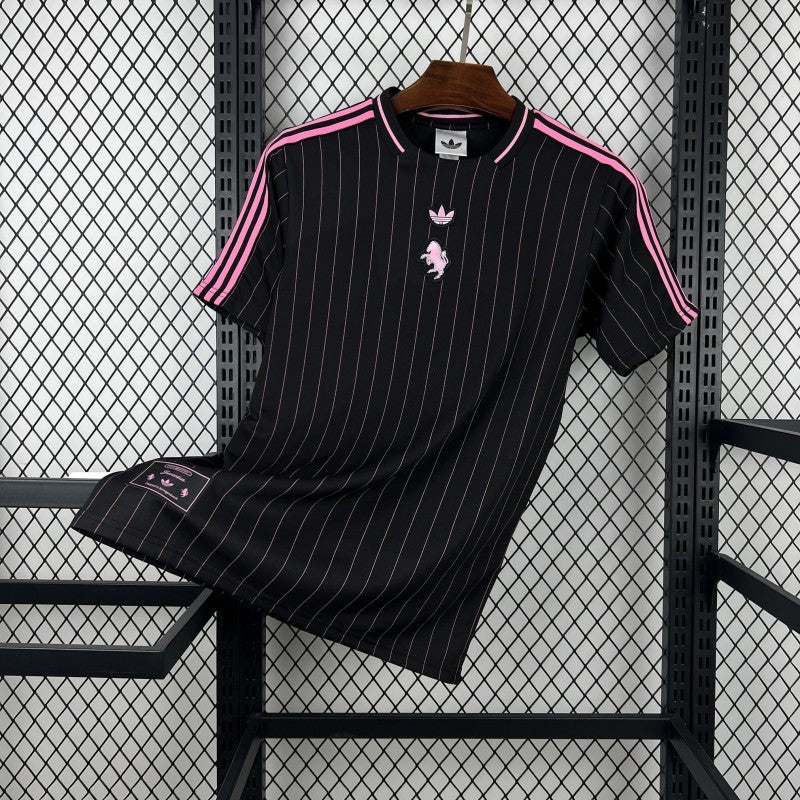 JUVENTUS KIT ALLENAMENTO Terrace Icons NERO E ROSA (maglia e pantaloncino)