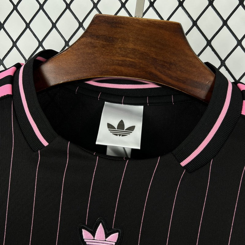 JUVENTUS KIT ALLENAMENTO Terrace Icons NERO E ROSA (maglia e pantaloncino)