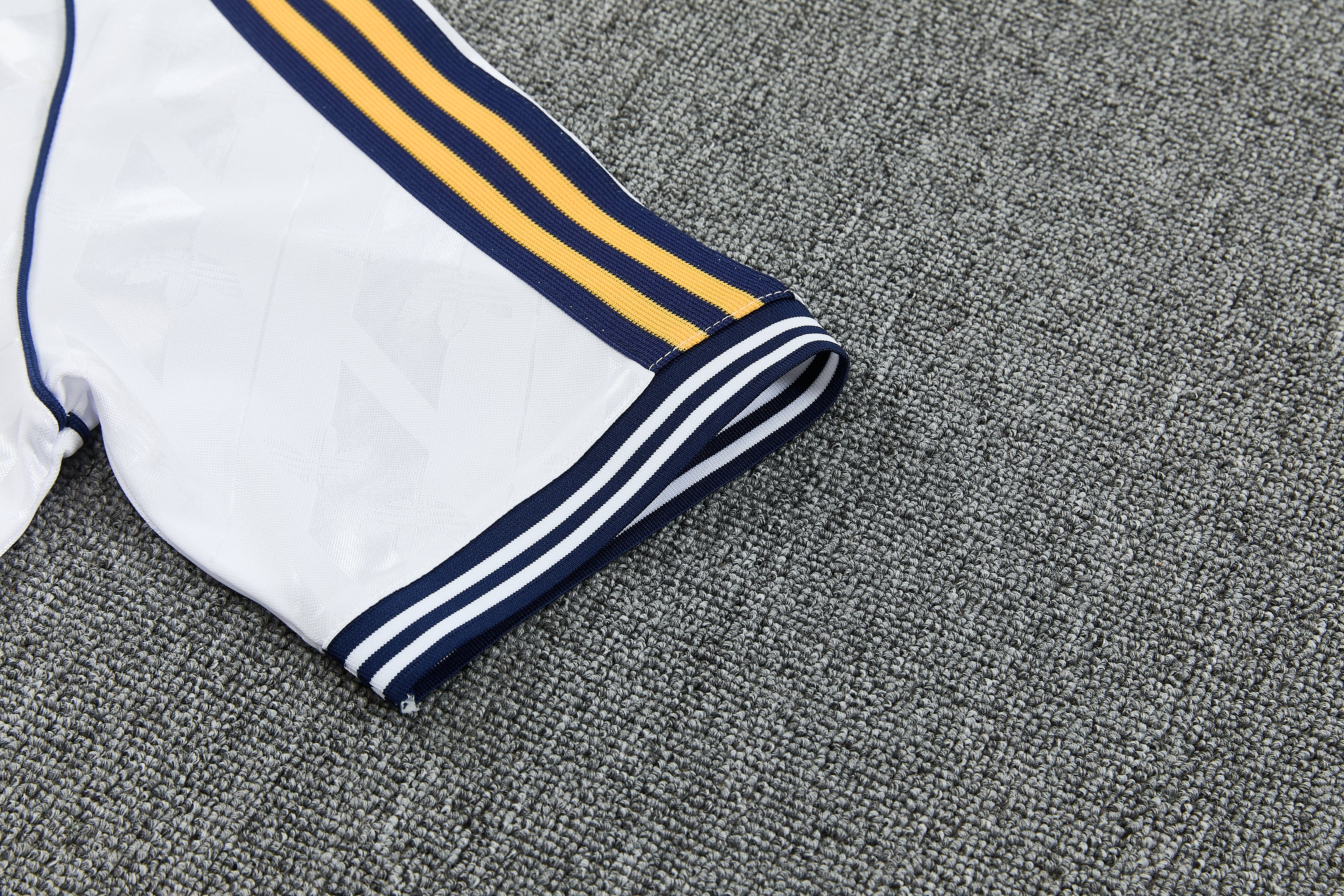 REAL MADRID KIT ALLENAMENTO BIANCO maglia e pantaloncino