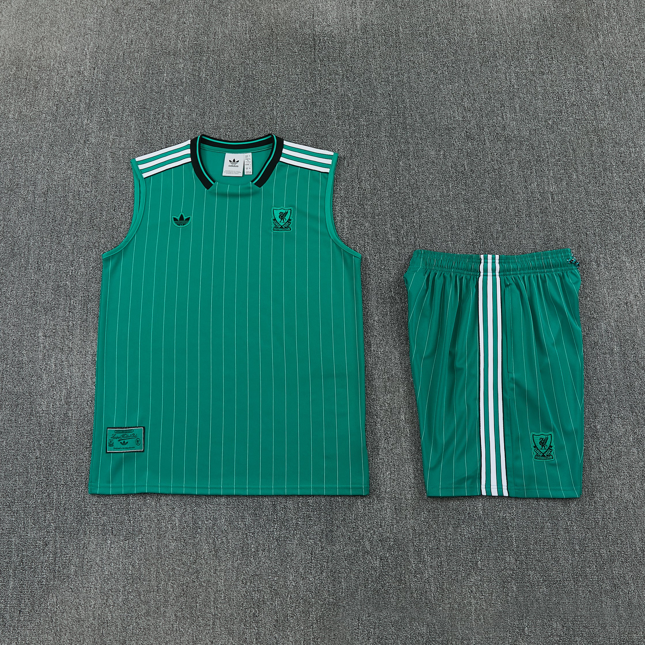 LIVERPOOL KIT ALLENAMENTO TERRACE ICONS VERDE maglia e pantaloncino