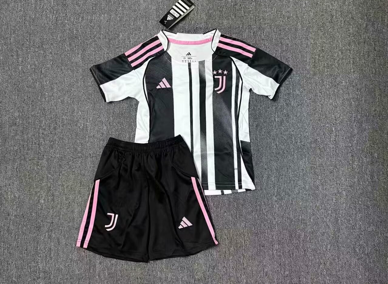 Maglia e pantaloncini da calcio bianconeri con strisce rosa.
