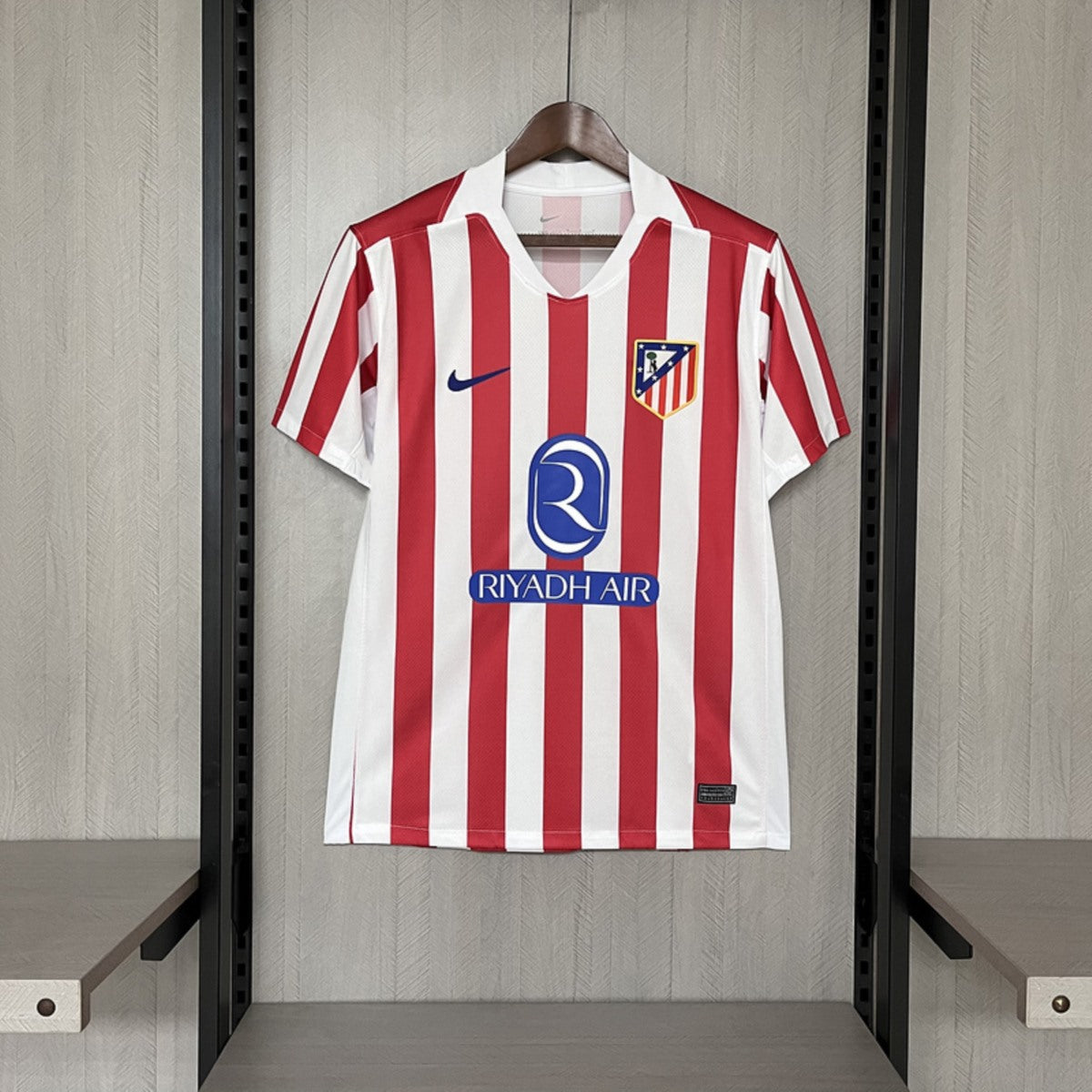 Maglia a righe rosse e bianche con logo e sponsor.